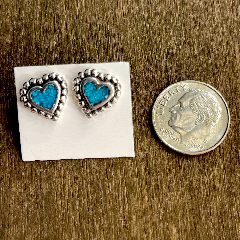 925 Silver heart stud earrings with turquoise shavings * New